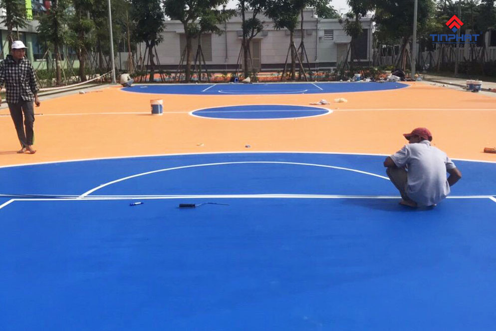 Đội thi công sân bóng rổ Tín Phát Sports