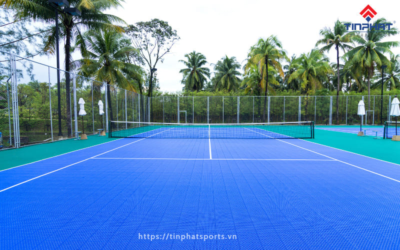 Sân tennis doanh trại quân đội