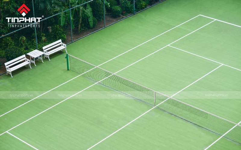 Sân tennis cỏ nhân tạo có ưu điểm là ít cần bảo dưỡng