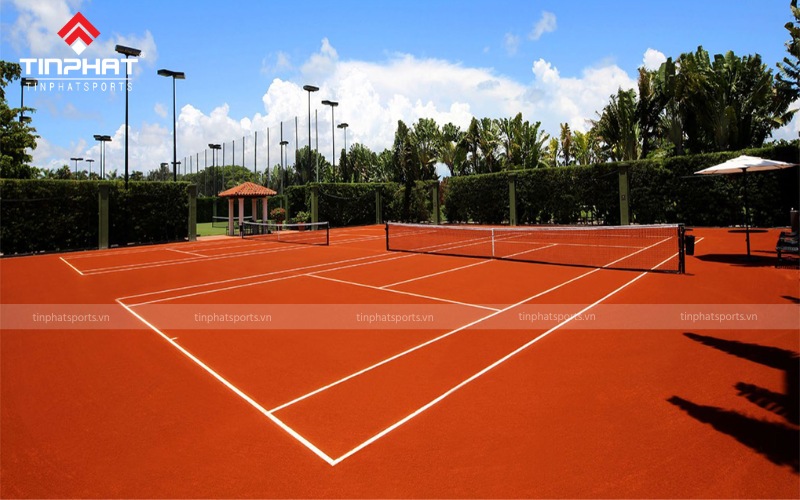 Sân tennis đất nện thường có màu đỏ gạch đặc trưng