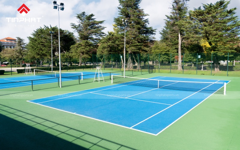 Sân tennis tiêu chuẩn dành cho trận đấu đôi có diện tích là 260.76 mét vuông