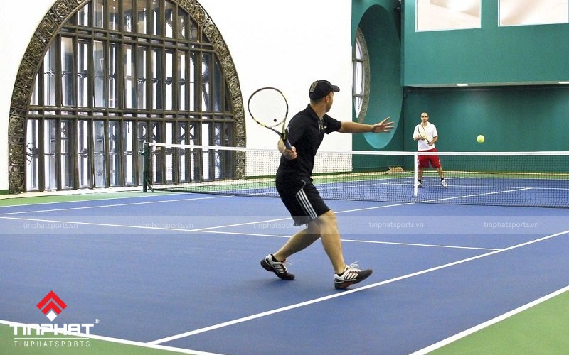 Việc thuê sân tennis có mức giá dao động từ 200.000 đến 400.000 VND mỗi trận