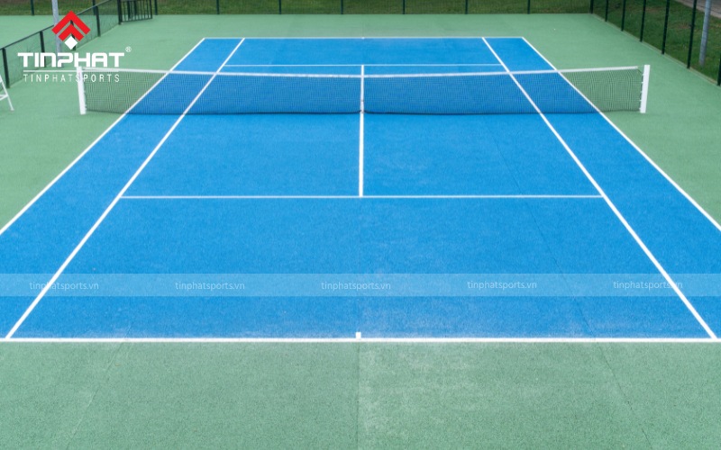 Sân tennis nền cứng bền và ít chịu ảnh hưởng của thời tiết