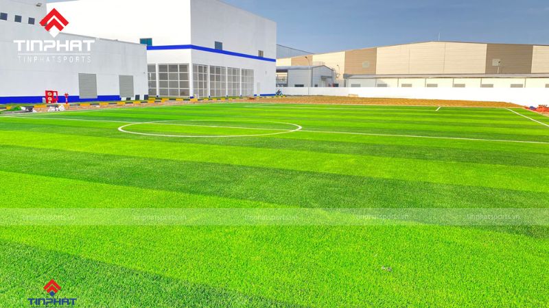 Sân bóng đá cỏ nhân tạo sau khi hoàn thiện
