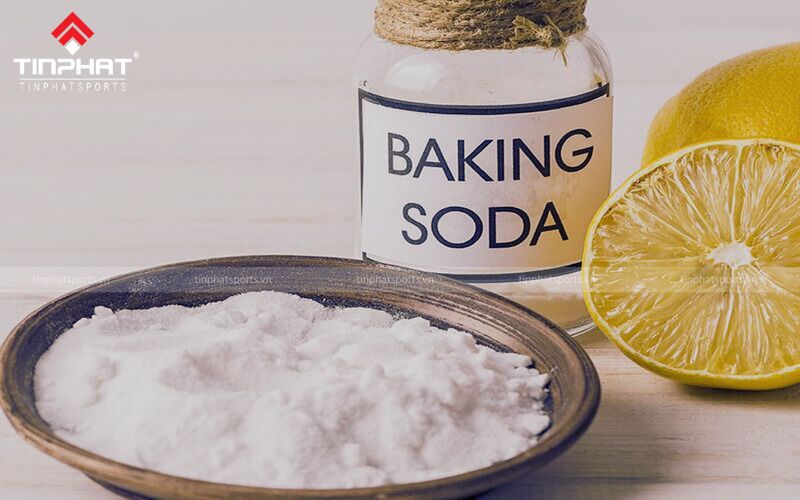 Bột Baking Soda giúp loại bỏ nhanh vết nhựa, kẹo cao su bám trên thảm cỏ nhân tạo