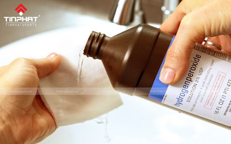 Hãy sử dụng dung dịch Hydrogen Peroxide hàm lượng 1% để xử lý các vùng bị nấm mốc nặng