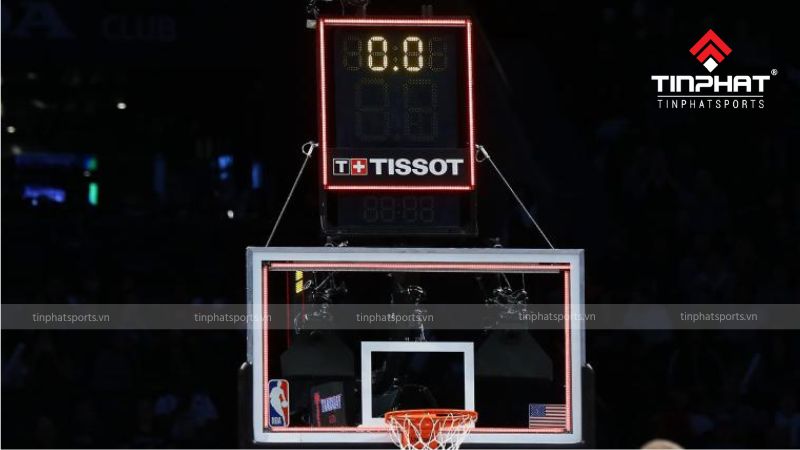 Shot clock là một thiết bị đếm ngược thời gian mà mỗi đội có để dứt điểm ghi bàn sau khi kiểm soát bóng