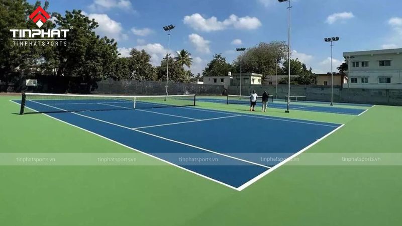 Chọn địa điểm chơi phù hợp như sân tennis công cộng, câu lạc bộ hoặc trung tâm thể thao