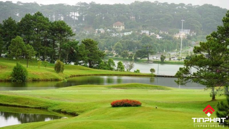 Sân golf Đà Lạt Palace nằm trên một ngọn đồi cao, bao quanh bởi rừng thông xanh mát