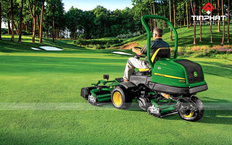 Nên cắt cỏ sân golf đều đặn để cỏ lên đều đẹp