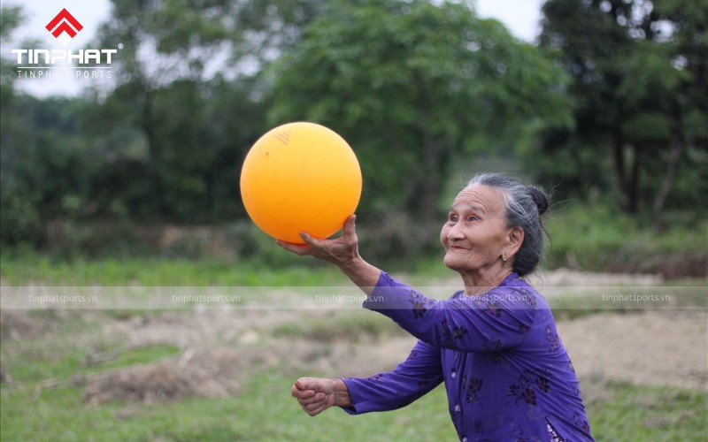 Người chơi phải đảm bảo bóng rời khỏi tay rồi mới dùng bàn tay hoặc cánh tay đánh bóng