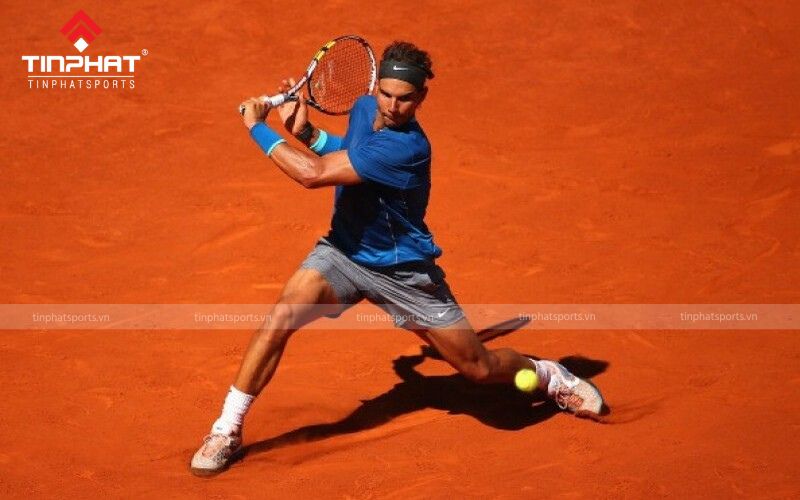 Tay vợt Rafael Nadal được mệnh danh là "ông vua sân đất nện" trong môn thể thao tennis