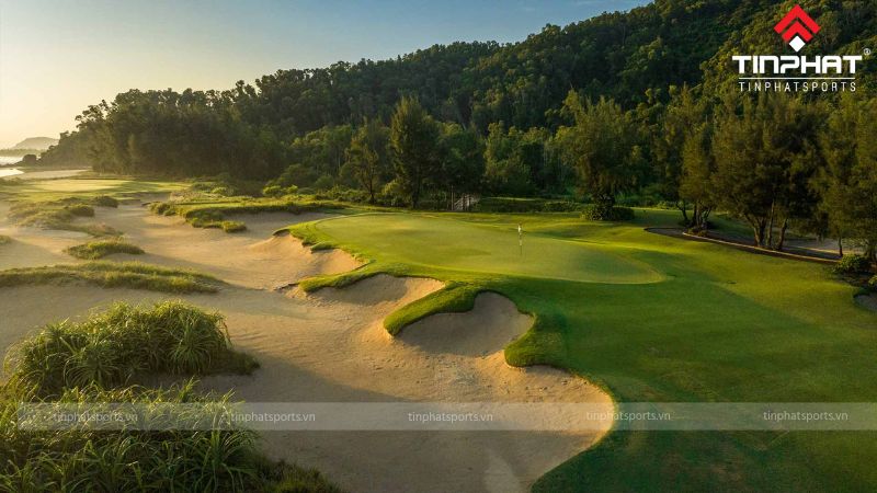 Laguna Golf Lăng Cô là một sân golf 18 hố được thiết kế bởi huyền thoại Nick Faldo