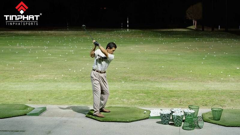 Khu vực tee box cần trang bị đèn pha chiếu sâu và đèn pha chiều rộng để có thể đáp ứng các yêu cầu chiếu sáng