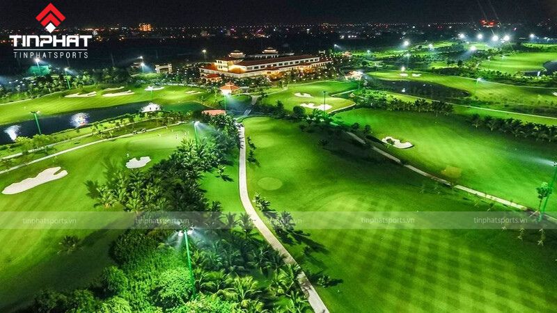 Hệ thống cột đèn được bố trí khắp cả sân golf