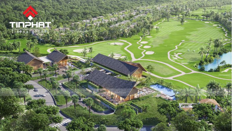 Tọa lạc trên diện tích 102 ha, sân golf Cửa Cạn uốn lượn qua rừng nguyên sinh và bờ biển hoang sơ