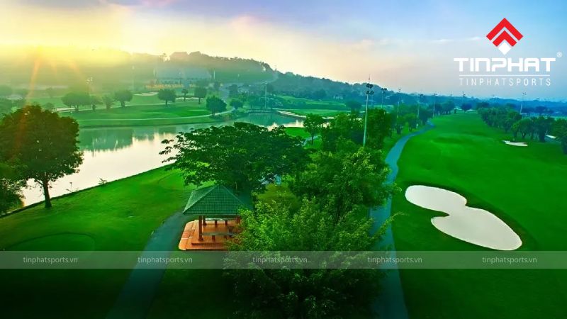 Sân golf Bãi Thơm tọa lạc tại khu vực Bãi Thơm đang phát triển mạnh mẽ ở phía Bắc đảo