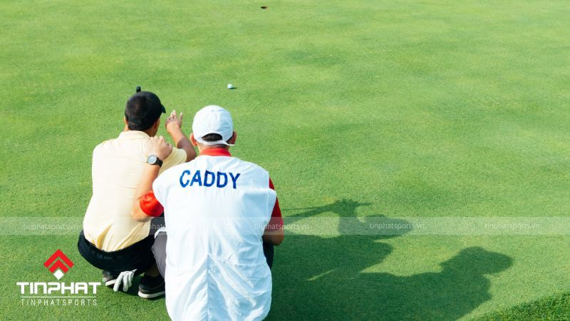 Caddy sân golf đo khoảng cách bóng đến lỗ golf