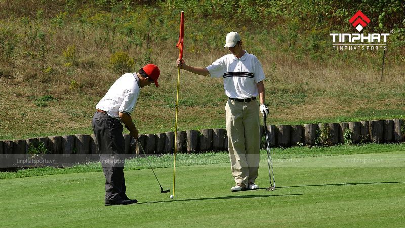 Caddie sân golf chăm sóc và loại bỏ pin