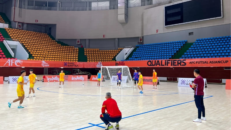 Sân futsal chia ra làm 2 loại, sân futsal trong nhà và ngoài trời