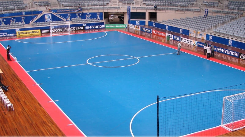 Việc xử lý nền mặt bằng trước khi thi công sân bóng futsal là vô cùng quan trọng