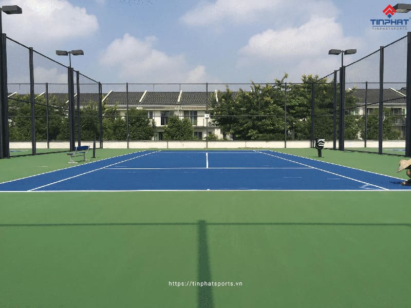 Sân tennis đơn có chiều dài và chiều rộng: 78ft (23.77m), 27ft (8.23m)