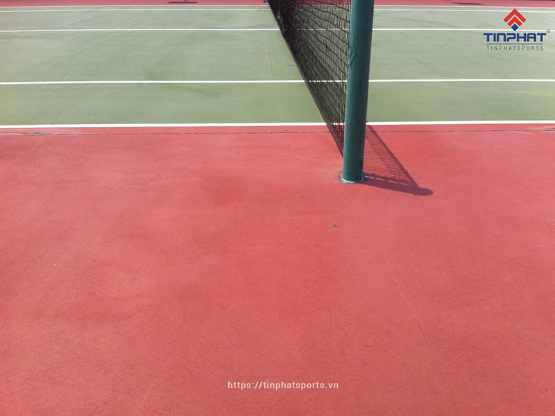 Sau khi thi lăn, đợi sơn khô là có thể bàn giao sân tennis