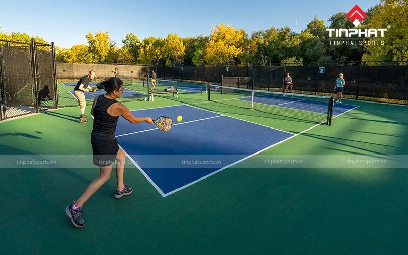 Trọng lượng vợt Pickleball nặng hay nhẹ sẽ phụ thuộc vào sở thích và khả năng của người chơi