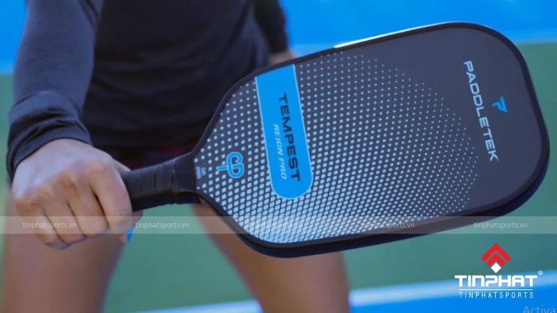 Vợt Pickleball được làm từ nhiều chất liệu khác nhau, mỗi loại có ưu nhược điểm riêng