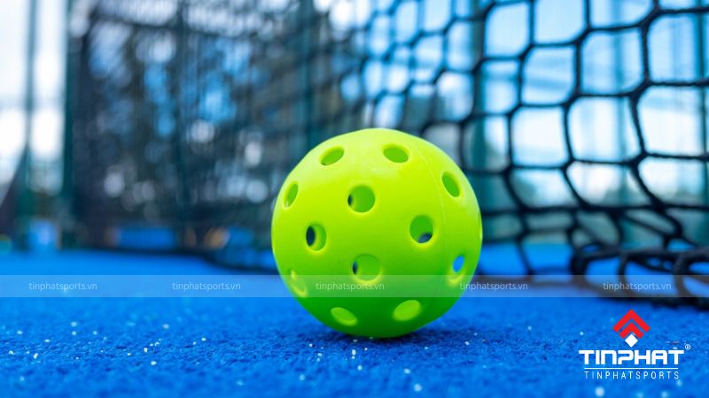 Bóng Pickleball phải có đường kính bóng tiêu chuẩn là 10,92 cm (4,3 inch) cùng trọng lượng đạt 26 - 28 gram