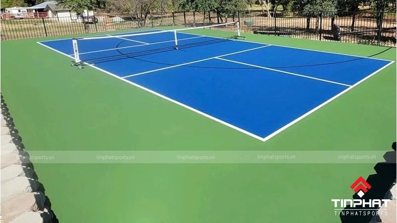 Sân pickleball được làm bằng acrylic sở hữu những ưu điểm vượt trội về độ bền và khả năng chống trơn trượt.