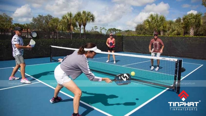 Trong Pickleball, người chơi có thể sử dụng nhiều kiểu đánh bóng khác nhau