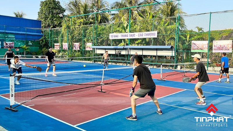 Sân bê tông là lựa chọn phổ biến cho các sân Pickleball vì chi phí thi công thấp và thời gian thi công nhanh