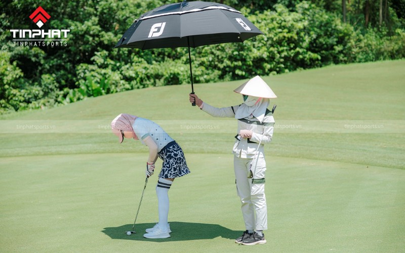 Nhân viên caddy, hay còn gọi là caddy golf với nhiệm vụ chính của họ là kéo và bảo quản túi đựng gậy golf cho người chơi