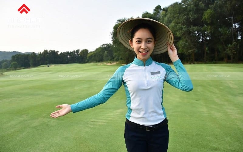 Nhân viên chăm sóc khách hàng có nhiệm vụ mang đến trải nghiệm tuyệt vời cho golfer và du khách đến thăm sân golf 