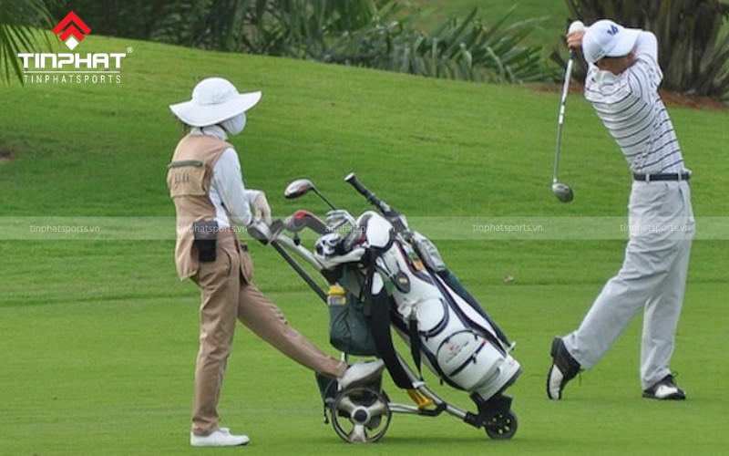 Nhân viên sân golf là những người hỗ trợ golfer trên sân golf