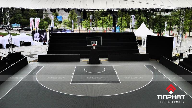 Liên đoàn Bóng rổ Quốc tế (FIBA) quy định kích thước tiêu chuẩn cho sân bóng rổ 3x3 là chiều dài 15 mét