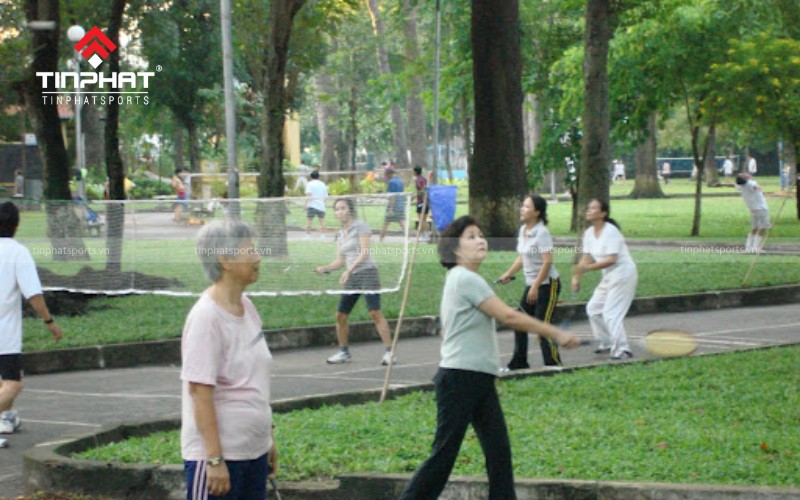 Sân cầu lông công viên Lê Văn Tám