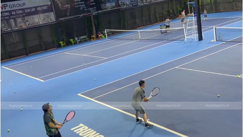 Sân Tennis Trung Sơn tọa lạc tại quận 12, nổi bật với chất lượng đạt chuẩn quốc tế