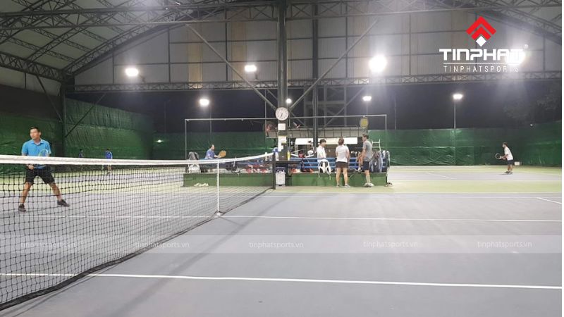 Sân tennis Trung Thiện tại quận 12 nổi tiếng với chất lượng sân cỏ nhân tạo đạt chuẩn quốc tế