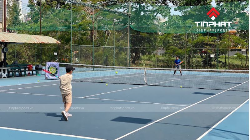 City View Tennis là một trong những sân tennis quận 7 được đầu tư với hệ thống sân cỏ nhân tạo chất lượng cao