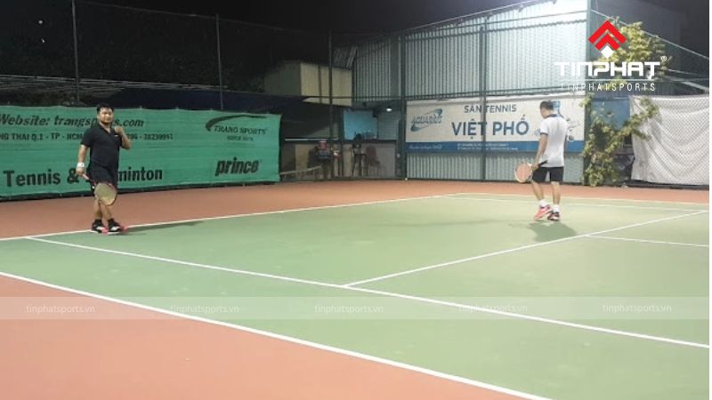 Viet Pho Tennis Club tại quận 7 là một địa điểm tập luyện tennis thu hút nhiều người chơi