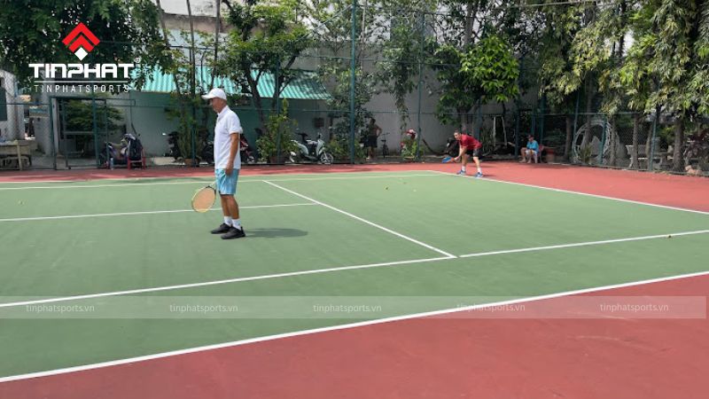 Sân Tennis Hồng Ân tại quận Tân Phú là lựa chọn quen thuộc của người yêu tennis khu vực này