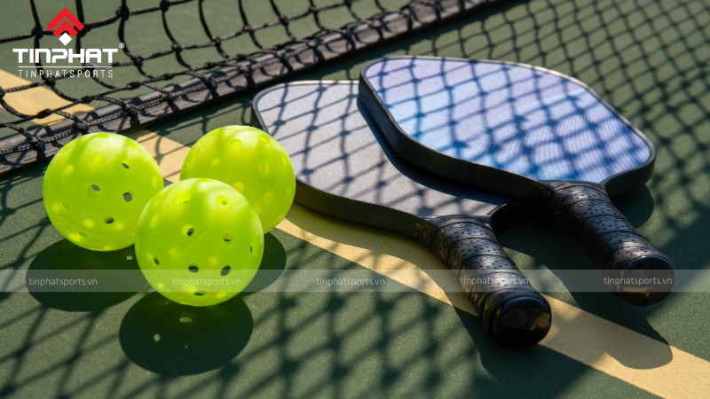 Bóng và vợt pickleball