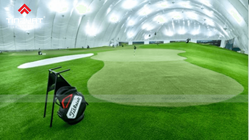 Sân tập golf trong nhà là một giải pháp hiện đại cho việc chơi golf mà không bị phụ thuộc vào thời tiết