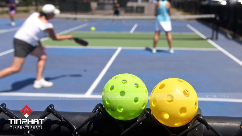 Bóng Pickleball là một loại bóng nhựa đặc biệt, được thiết kế để sử dụng trong môn thể thao Pickleball