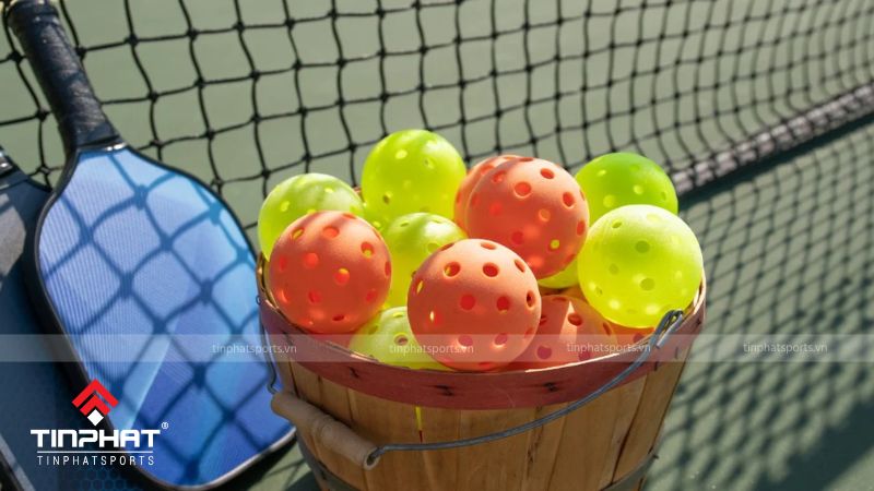 Việc chọn bóng pickleball phù hợp với điều kiện sân đấu là yếu tố quan trọng để đảm bảo một trận đấu chất lượng