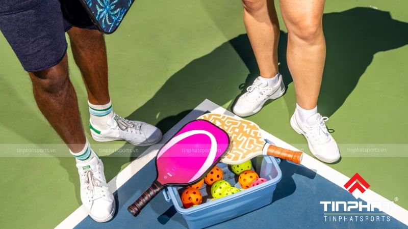 Giày pickleball được thiết kế riêng biệt với những đặc tính phù hợp với các động tác di chuyển đặc thù trong môn thể thao này