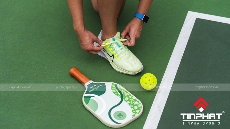 Giày pickleball cần cung cấp độ hỗ trợ tốt cho gót chân, bàn chân và mắt cá chân để hạn chế chấn thương khi di chuyển