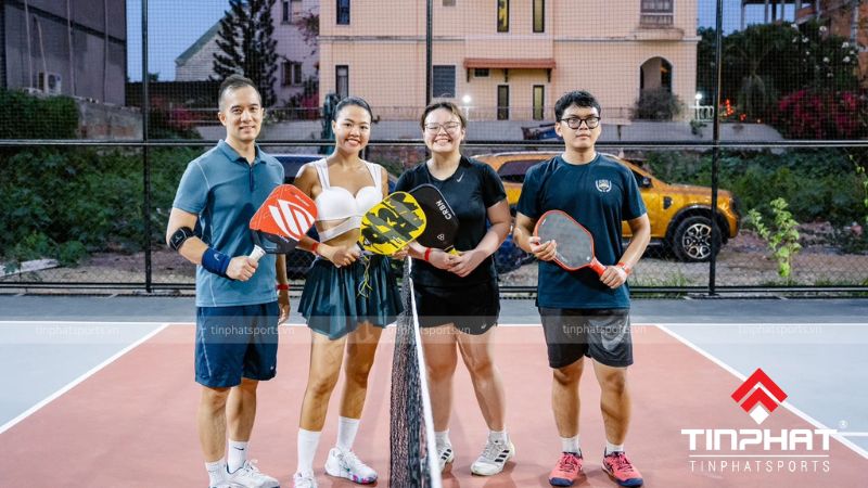 Nữ tính và thanh lịch với áo thun polo trắng cổ tròn kết hợp chân váy tennis xếp ly màu tươi